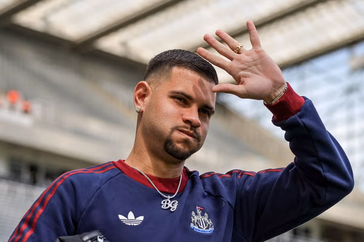 Howe Hopeful as Newcastle Fight to Keep Guimaraes